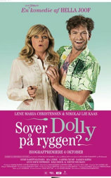 Sover Dolly på ryggen
